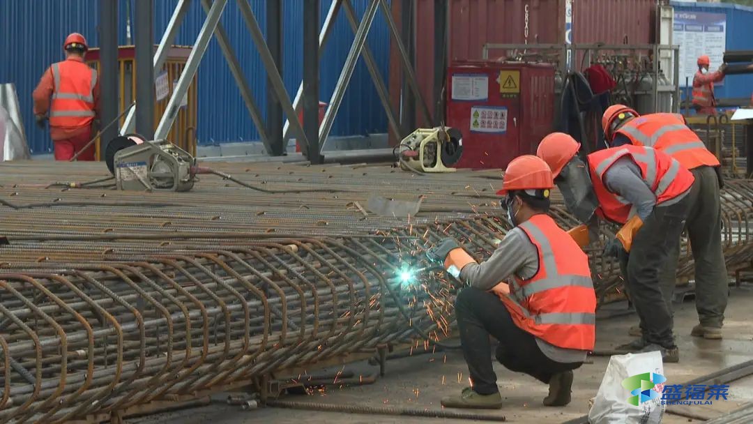 地下污水處理廠工人施工現(xiàn)場